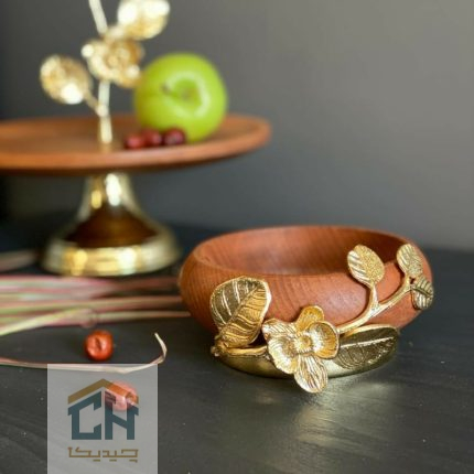 شکلات خوری چوبی پایه برنجی با گل ارکیده طلایی مناسب پذیرایی