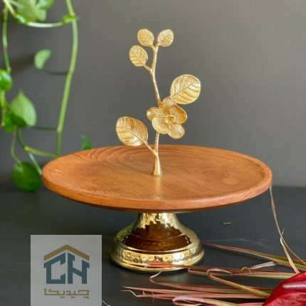 شیرینی خوری چوبی پایه دار با دسته گل ارکیده برنجی