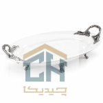 نمای زاویه دار دیس چینی سفید بیضی با دسته های پیوتر و پایه های برجسته