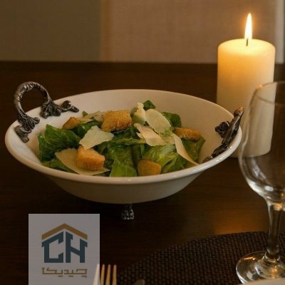 سالاد خوری کوچک دسته پیوتر با سالاد سزار برای میز شام