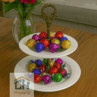 شیرینی خوری دو طبقه دسته پیوتر با چیدمان شکلات رنگی