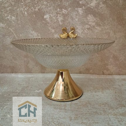 میوه خوری بلور پایه دار با لبه طلایی و مجسمه جفت قو (2)