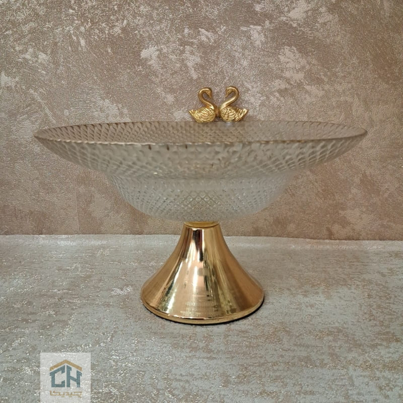 میوه خوری بلور پایه دار با لبه طلایی و مجسمه جفت قو (2)