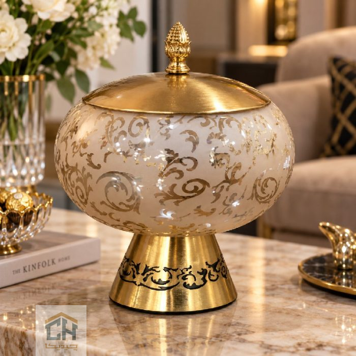 شکلات خوری بلور طلایی الیسا در چیدمان میز پذیرایی