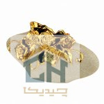 نمای زاویه دار گلدان سرامیکی کرم با گلهای طلایی برجسته