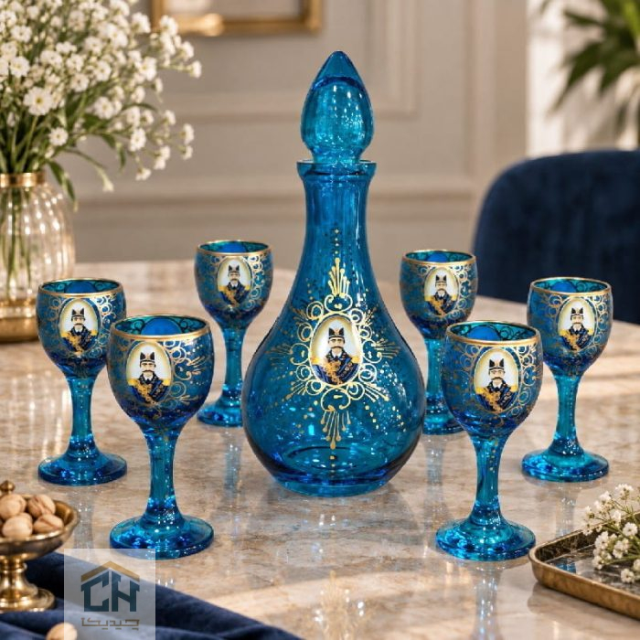 چیدمان تنگ و شش جام فیروزه ای روی میز پذیرایی