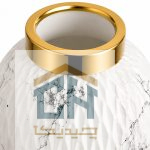 نمای نزدیک حلقه طلایی و رگه های مشکی روی بدنه سفید مات گلدان