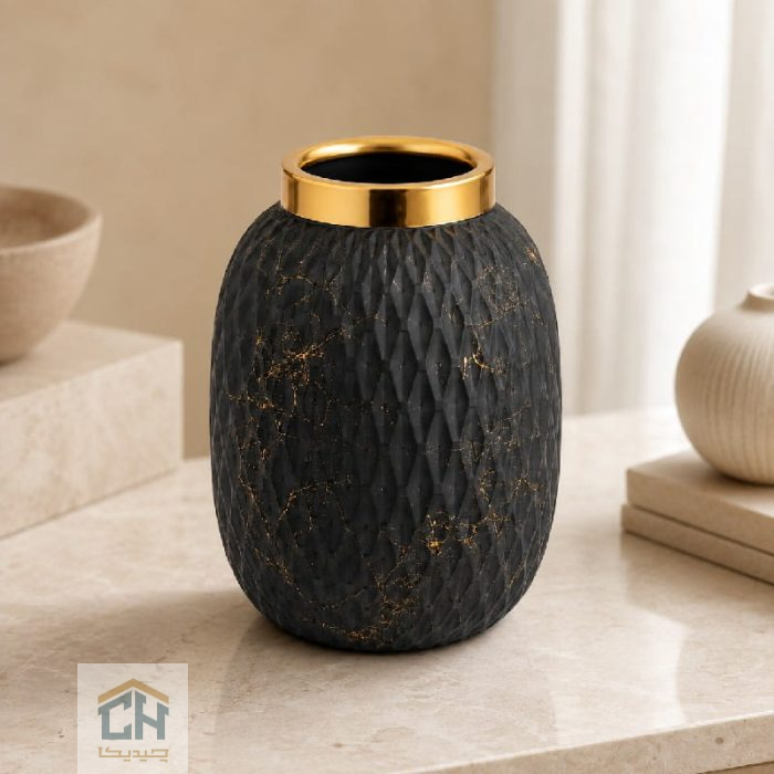 گلدان شیشه ای مشکی مات مدل 2-105 روی سطح سنگی روشن در چیدمان مینیمال