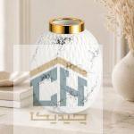 گلدان شیشه ای سفید طلایی مدل 5-105 روی سطح سنگی روشن در چیدمان خنثی
