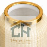 نمای نزدیک حلقه طلایی و بافت برجسته شیشه کرم
