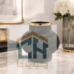 گلدان گلکسی ماربل مشکی و طلایی روی میز در فضای داخلی