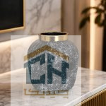 گلدان لاوین ماربل مشکی و نقره ای روی میز سنگی