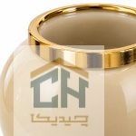 نمای نزدیک حلقه طلایی و سطح کرم براق گلدان