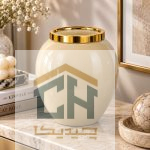 گلدان کرم مدل 5-132 روی میز در چیدمان روشن و طلایی