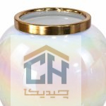 نمای نزدیک حلقه طلایی و سطح صدفی چند رنگ گلدان