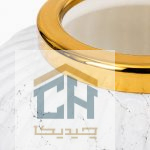 نمای نزدیک حلقه طلایی و رگه های مشکی روی بدنه سفید گلدان