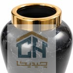 نمای نزدیک حلقه طلایی و رگه های نقره ای روی بدنه مشکی براق