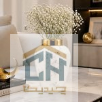 گلدان ریتا ماربل سفید و طلایی با گلهای سفید روی میز