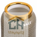 نمای نزدیک نوار طلایی و بافت برجسته بدنه شیشه ای دودی