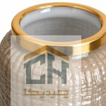 نمای نزدیک حلقه طلایی و بافت برجسته شیشه دودی گلدان