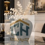 گلدان ترنم ماربل مشکی و طلایی با شاخه های سفید روی میز